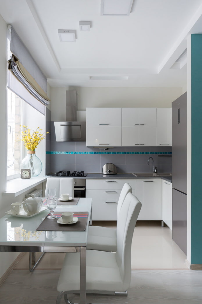 witte keuken met een accent