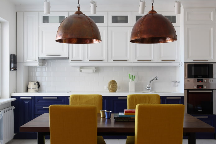 lamp boven de tafel