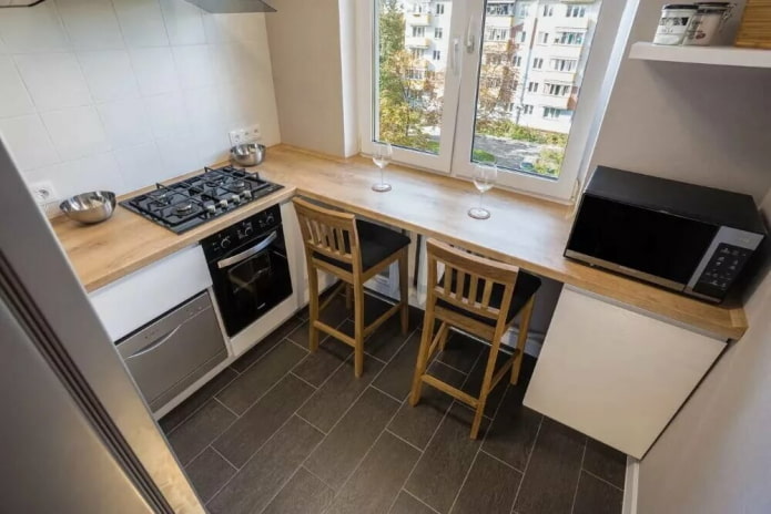 tegels met verf in de keuken