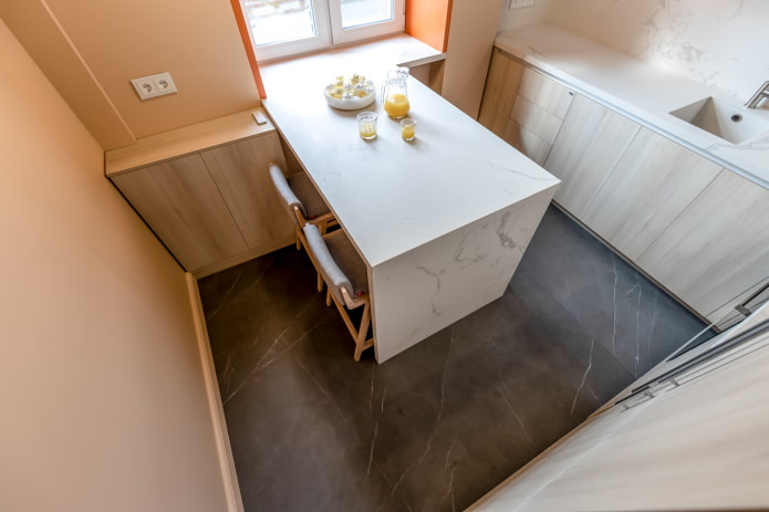 Lichte keuken van 3 bij 3 meter in minimalistische stijl