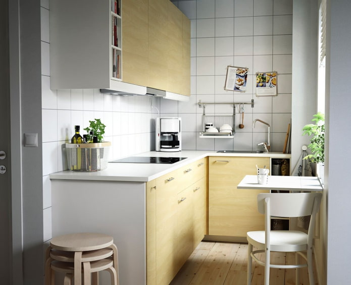 lichte keuken met tegels