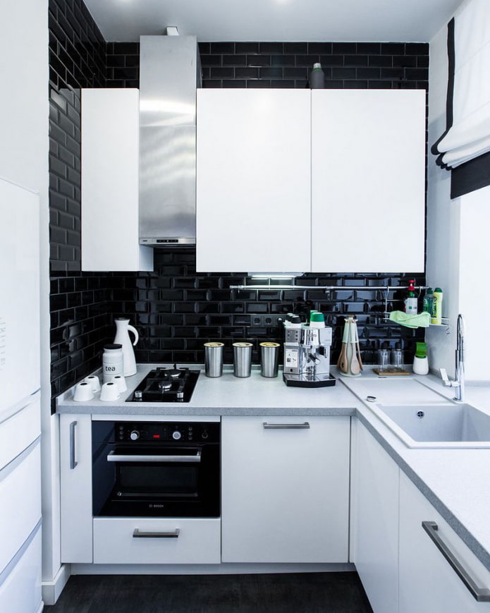 zwart varken in de keuken