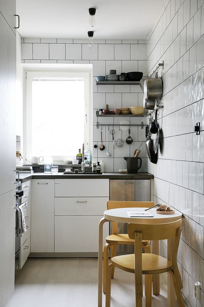 kleine tafel voor in de keuken
