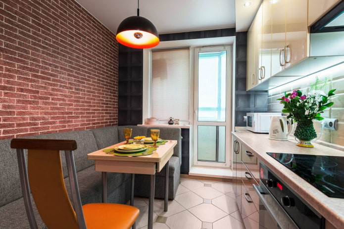 smalle keuken met een bank