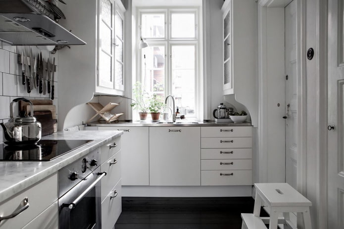 keukeninterieur van 8 m? met raam