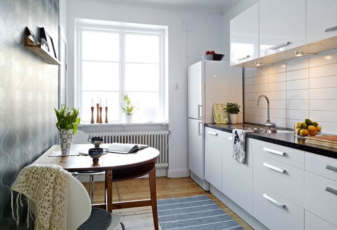 eettafel bij de muur