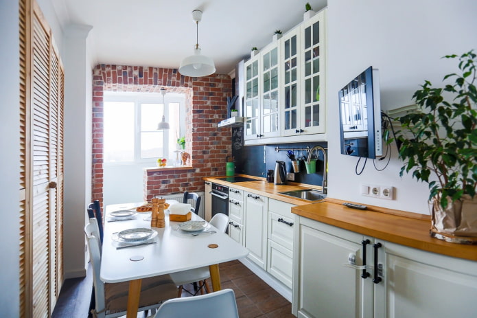 ontwerp van de opening in het interieur van de keuken gecombineerd met de loggia