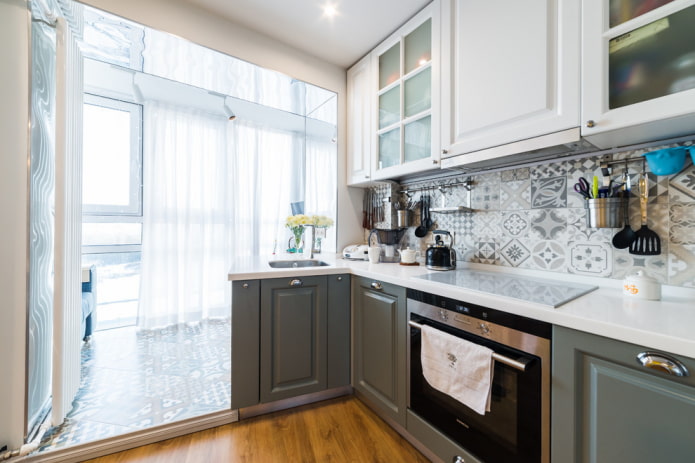 ontwerp van de opening in het interieur van de keuken in combinatie met de loggia