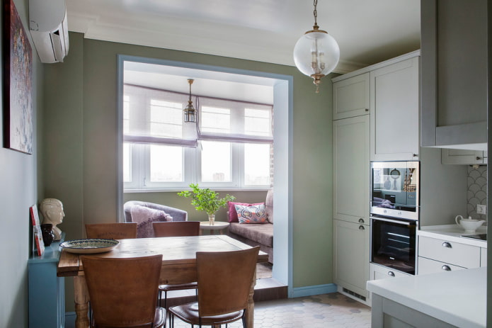 meubels in het interieur van de keuken gecombineerd met de loggia
