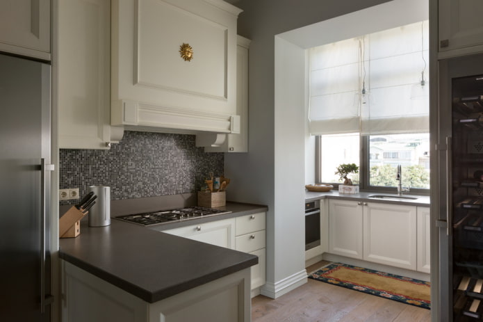 meubels in het interieur van een keuken gecombineerd met een loggia