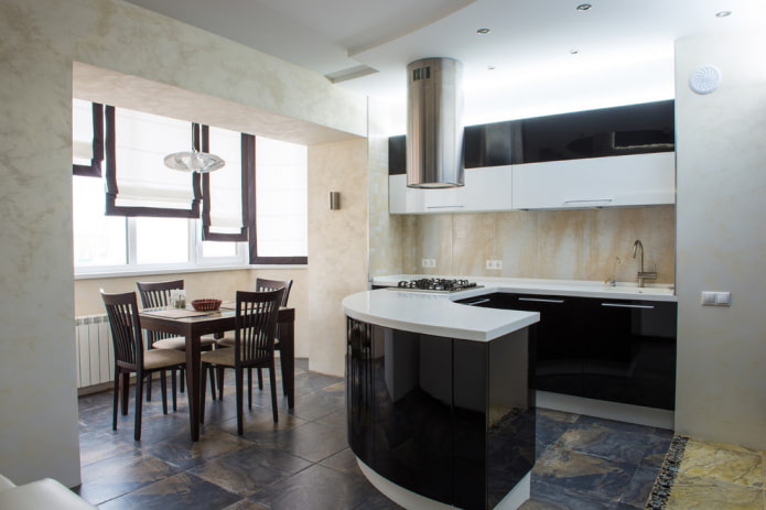 ontwerp van de opening in het interieur van de keuken in combinatie met de loggia