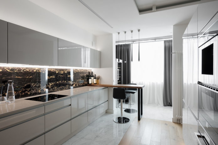 meubels in het interieur van een keuken gecombineerd met een loggia