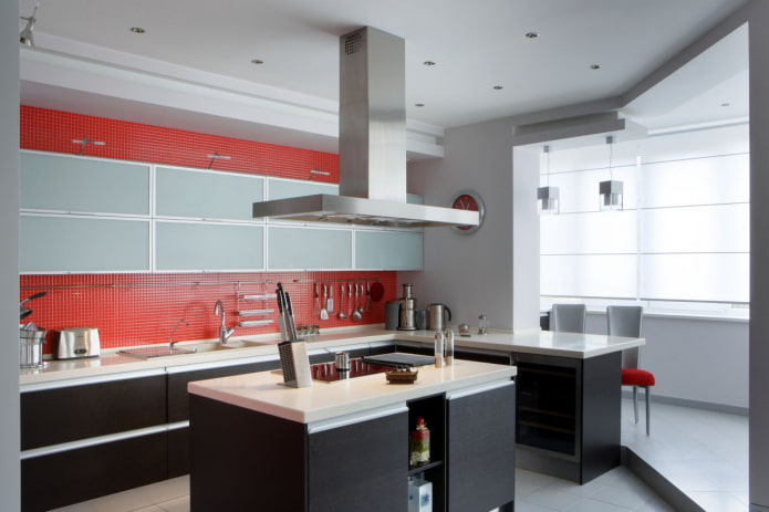 ontwerp van een keuken gecombineerd met een loggia in hightech-stijl