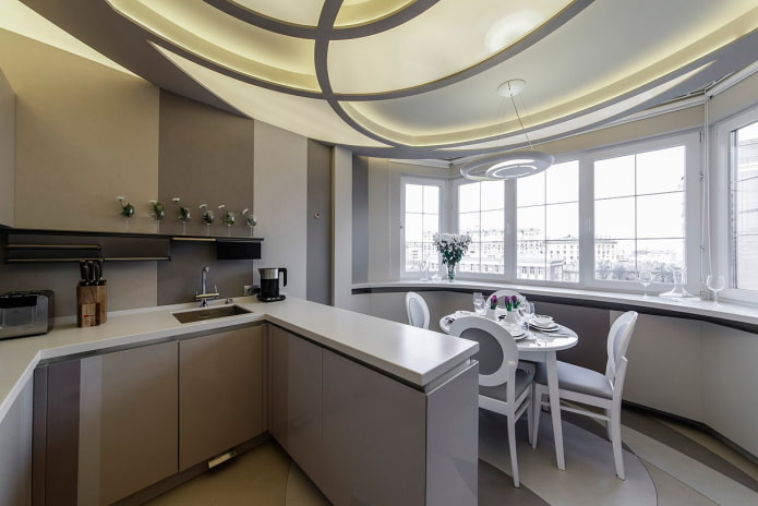 ontwerp van een kleine keuken gecombineerd met een loggia
