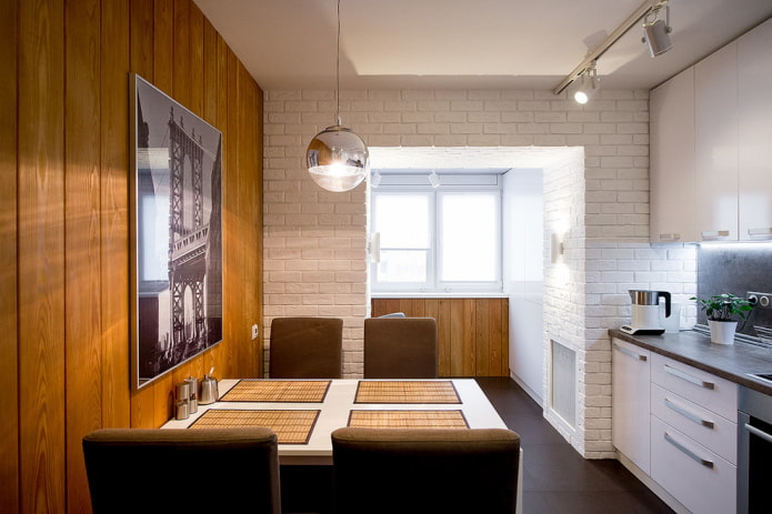 ontwerp van de opening in het interieur van de keuken gecombineerd met de loggia