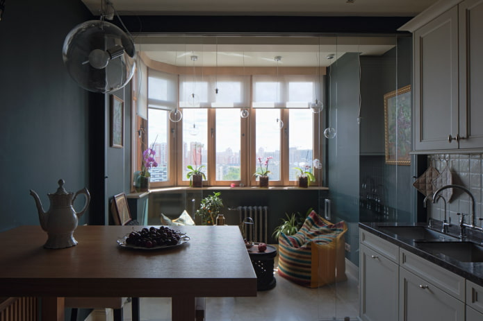 gordijnen in het interieur van de keuken gecombineerd met de loggia
