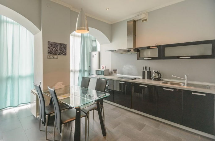 ontwerp van de opening in het interieur van de keuken gecombineerd met de loggia