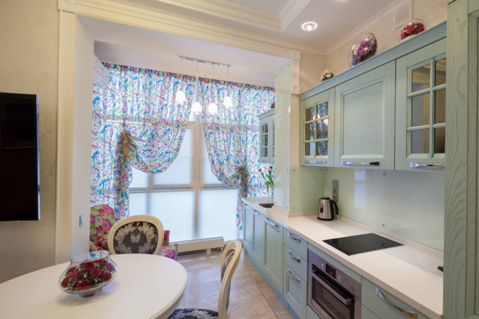 gordijnen in het interieur van de keuken gecombineerd met de loggia