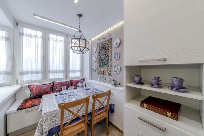 rustruimte op het balkon in de keuken