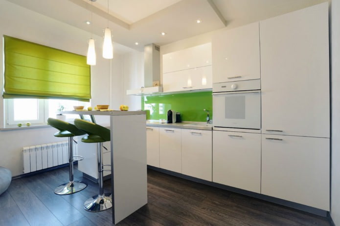 bar in de keuken in witte tinten