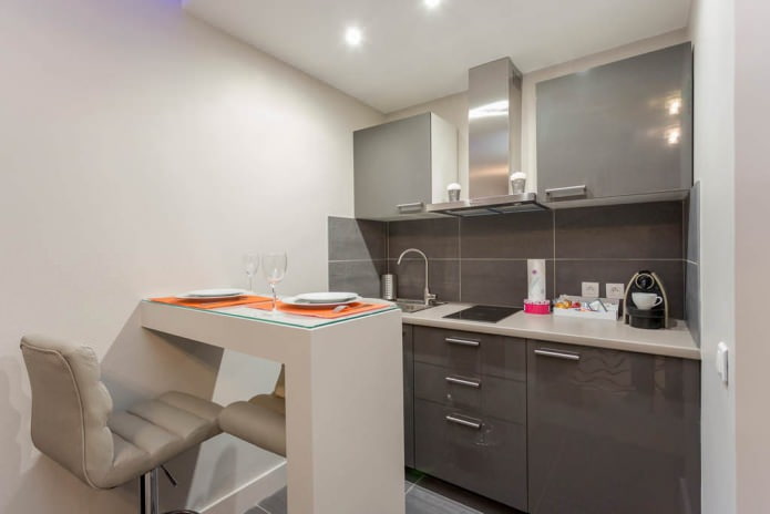 aan de muur gemonteerde bar in het keukeninterieur