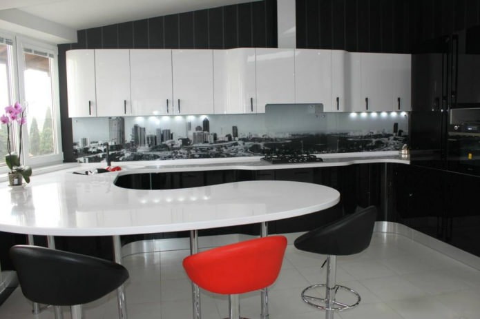 Interieur van een keuken met een bar gecombineerd met een keukenset