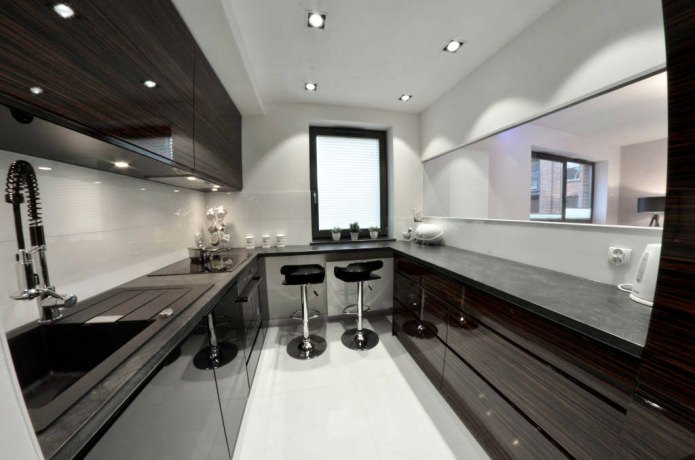 kleine keuken met een bar bij het raam