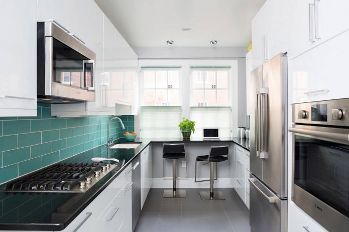 turquoise schort in een witte keuken
