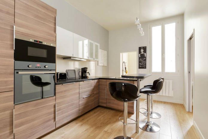 gecombineerde bar in het keukeninterieur