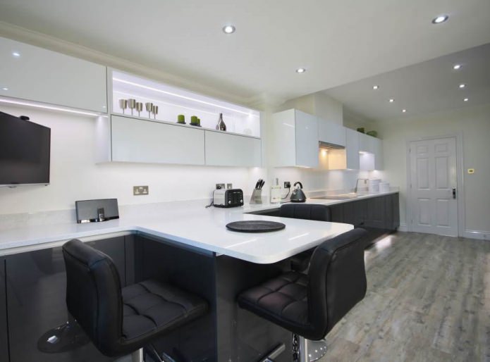 zwart-witte keuken met een bar