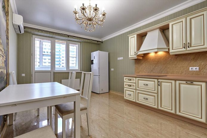 Groen behang in de keuken in een klassieke stijl