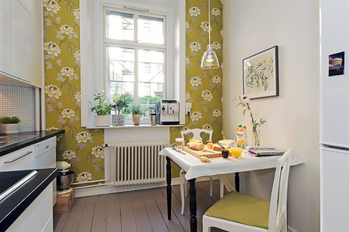 Groen behang met een bloemenpatroon in het ontwerp van de keuken in Scandinavische stijl