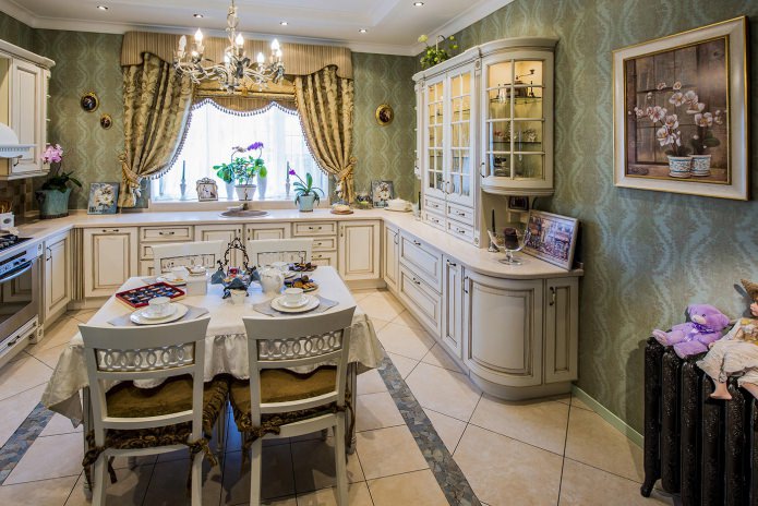 groen behang in de keuken in klassieke stijl