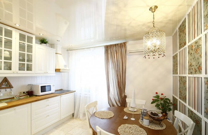 groen behang in de keuken in Proven?aalse stijl