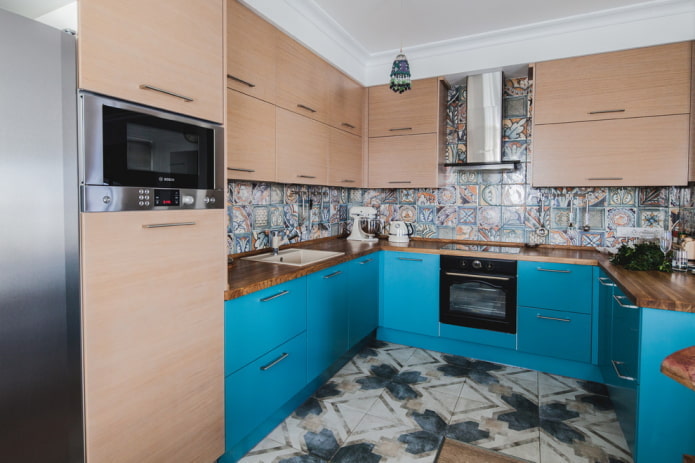 keukenontwerp in het interieur van een appartement van 100 vierkante meter
