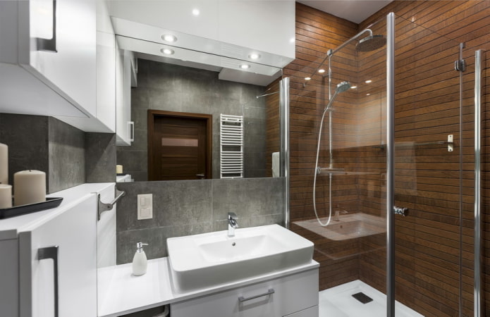 interieur van de badkamer in het appartement van 36 vierkante meter