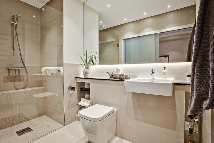 interieur van de badkamer in het appartement van 36 vierkante meter