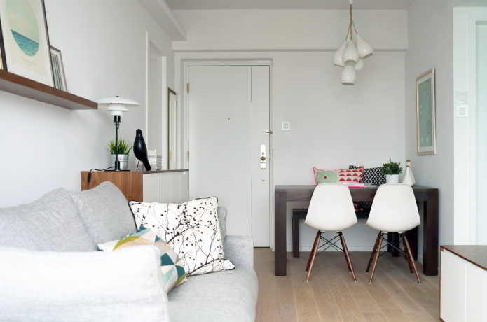 Slaapkamer-woonkamer met werkgedeelte