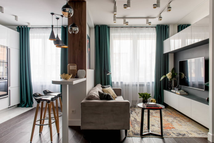 Studio met een spiegel achter de kast