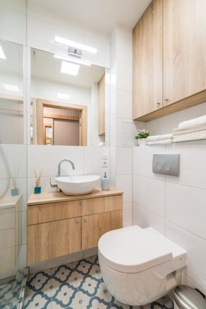 badkamerontwerp in het interieur van een appartement van 40 vierkanten