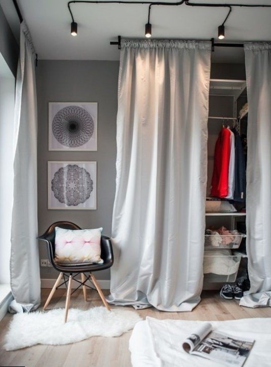 kleedkamerontwerp in het interieur van een appartement van 40 vierkante meter