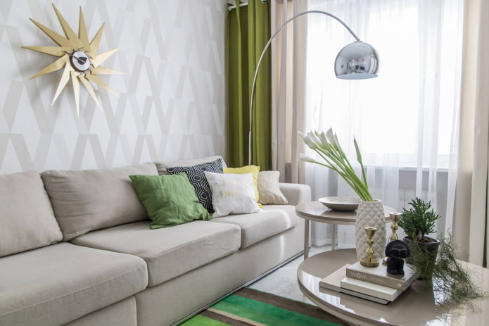 Pastelkleurige woonkamer met felle accenten