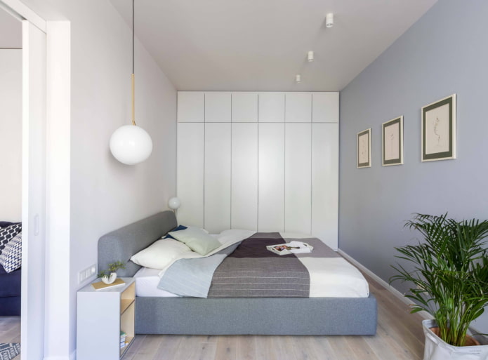 Bed en kledingkasten langs de hele muur