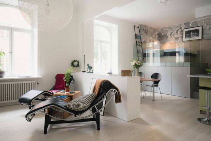 Zone-indeling met een ladekast en glas