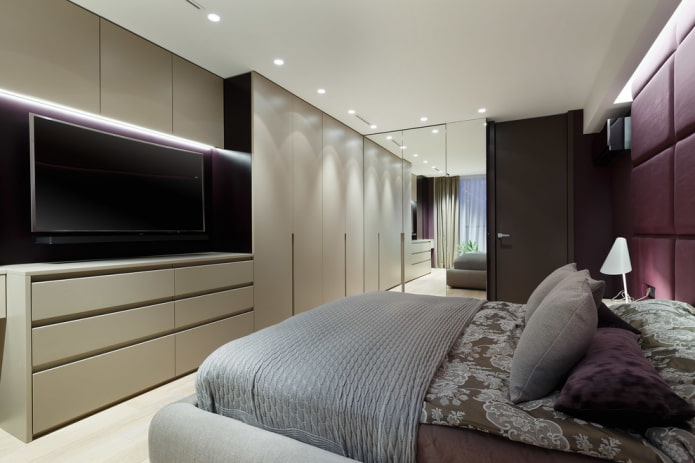TV en kledingkasten in de slaapkamer