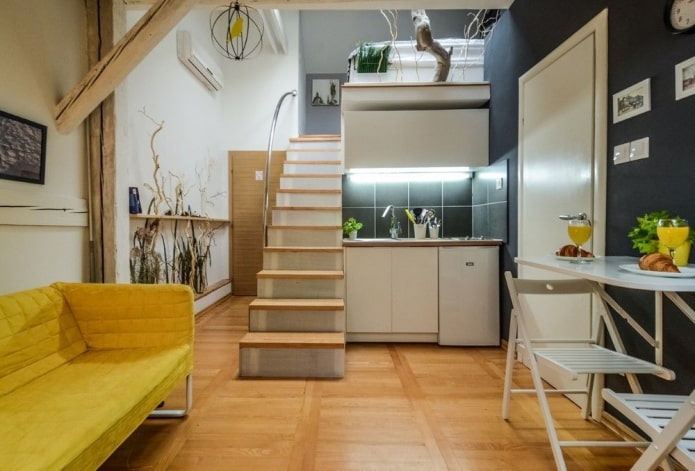 interieur van een studio-appartement met twee verdiepingen