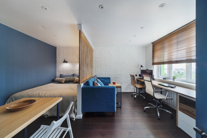 ontwerp van de slaapruimte in het interieur van een studio-appartement