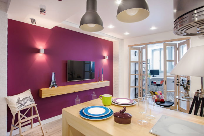 Balkon in een studio met een lingonberry-muur