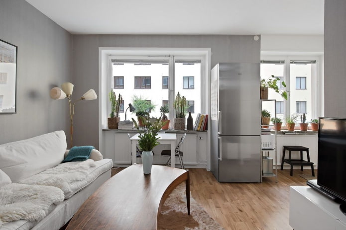 interieur van een studio-appartement met twee ramen