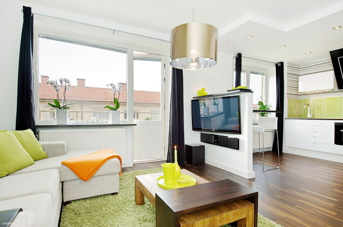 interieur van een studio-appartement met twee ramen